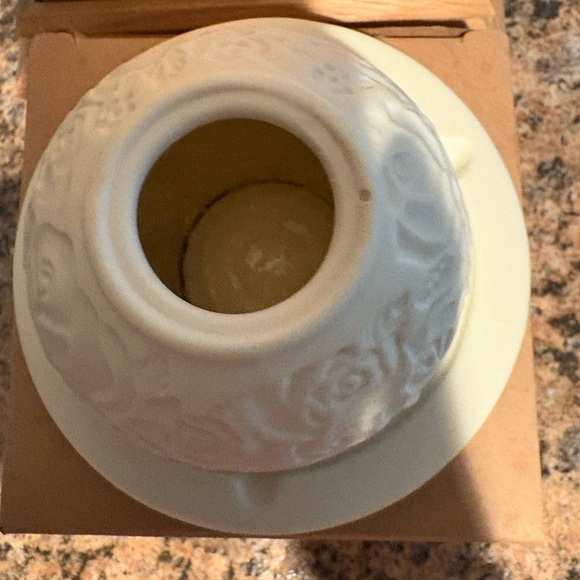 Avon Gift Collection White Rose Tealight Holder - Picture 3 of 5